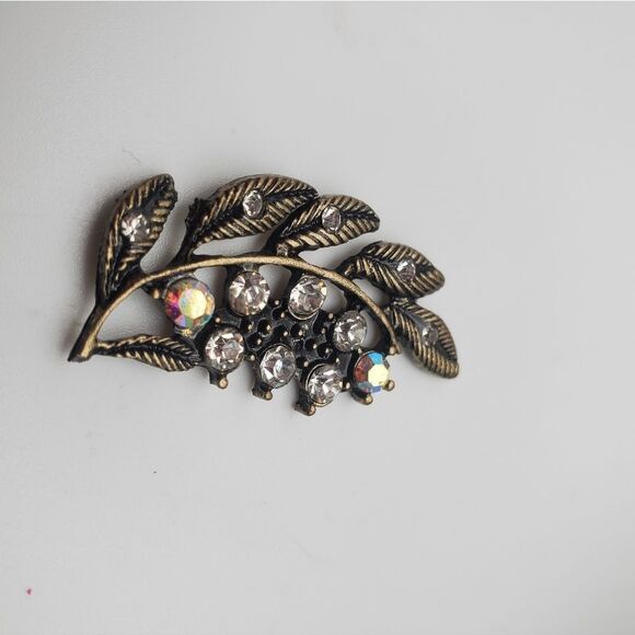 Aurora borealis crystal feathered wind pendant - Picture 2 of 2